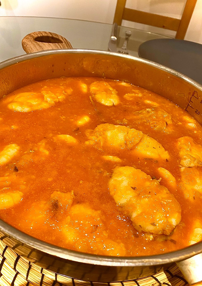 Una foto de Rape guisado con langostinos 🦐