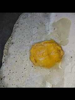 Una foto de Huevo frito vegano (🌱)