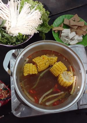 Hình của món Lẩu chua cay chay.