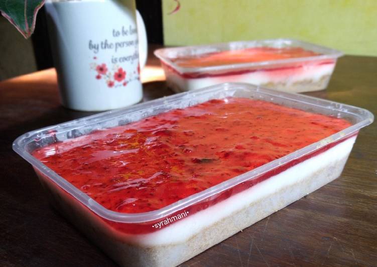 Bagaimana Menyiapkan Strawberry cheese cake dessert box Enak dan Antiribet