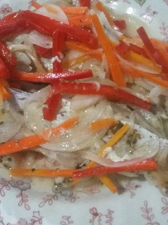 Una foto de Filet de merluza al horno con vegetales