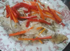 Una foto de Filet de merluza al horno con vegetales