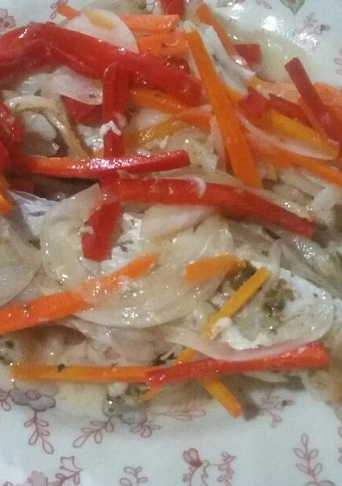Una foto de Filet de merluza al horno con vegetales