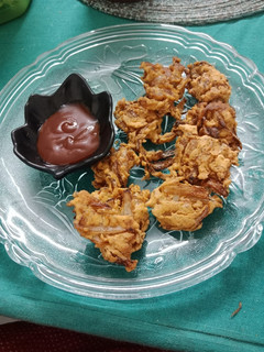 प्याज भजिया(pyaz bhajiya recipe in hindi) रेसिपी मुख्य फोटो