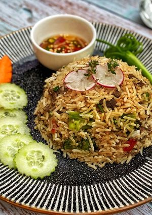 A picture of Thai Beef Fried Rice & Fish Sauce dipping 😋.