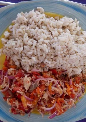 A picture of Ofada with tomato sauce and shredded chicken.
