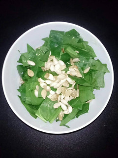 Una foto de Ensalada de espinaca y semillas de zapallo