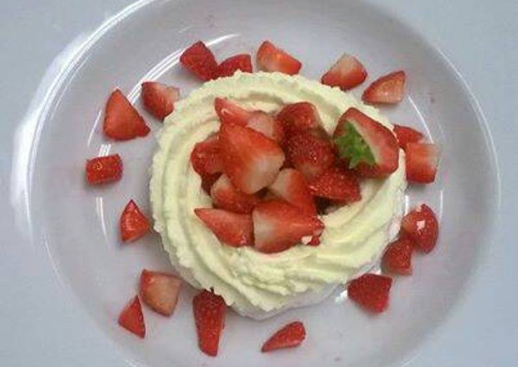 Meringue nests, with Chantilly cream and strawberries