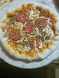 Pizza con masa y salsa casera con borde relleno de requesón😋