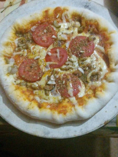 Una foto de Pizza con masa y salsa casera con borde relleno de requesón😋