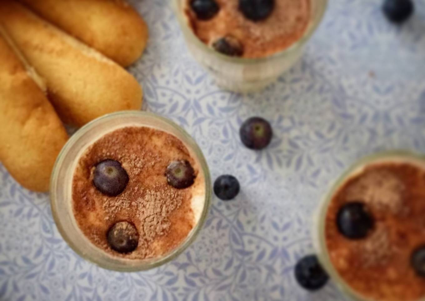 Tiramisú con arándanos y perlas de chocolate