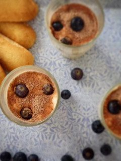 Una foto de Tiramisú con arándanos y perlas de chocolate