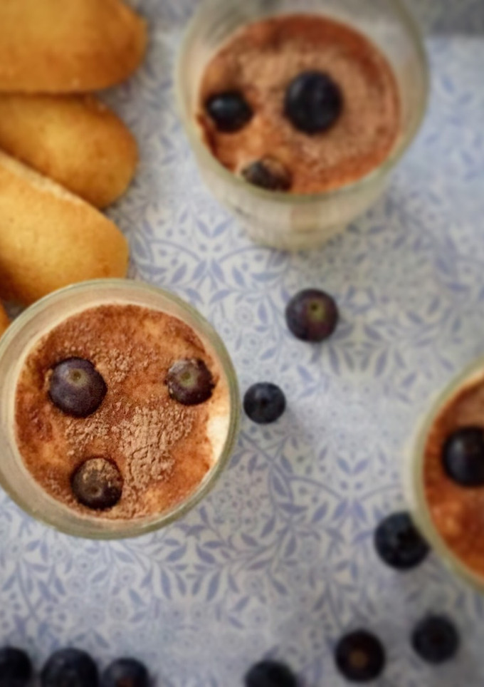 Una foto de Tiramisú con arándanos y perlas de chocolate