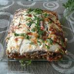 Lasagna de berenjenas, y carne con salsa de queso