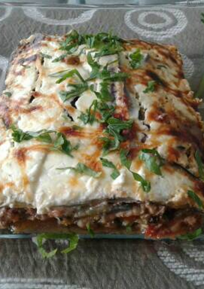 Una foto de Lasagna de berenjenas, y carne con salsa de queso