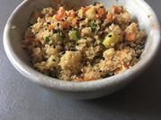 Una foto de tofu con coliflor
