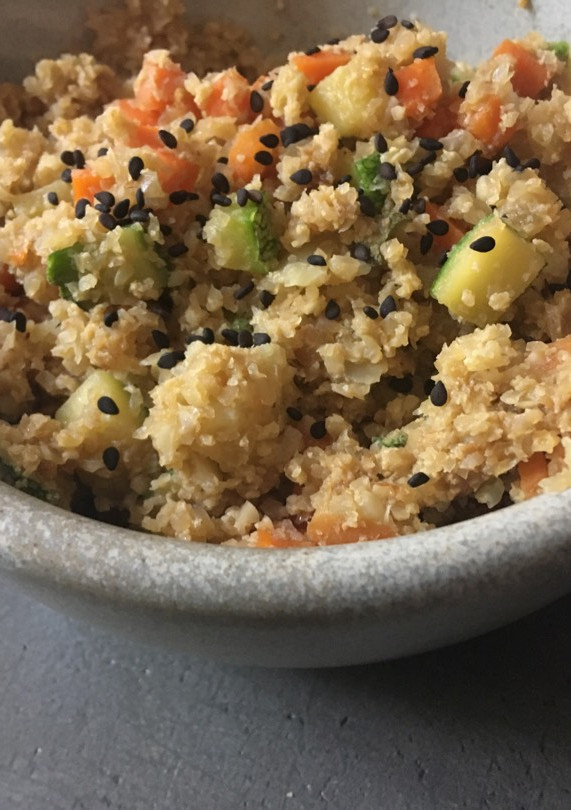 Una foto de Yakimeshi de coliflor
