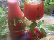 Une photo de jus de citron