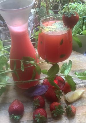 Une photo de Jus de 🍓 fraises citron 🍋 menthe fraîche 🍃