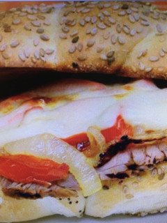 Una foto de Bocata de pavo con verduras y queso
