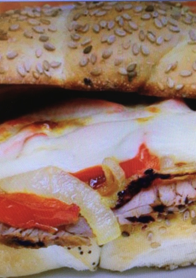 Una foto de Bocata de pavo con verduras y queso