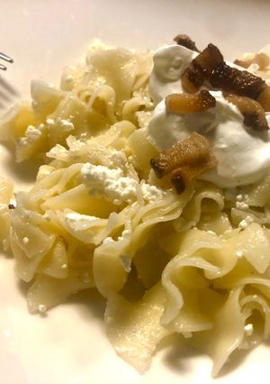 Túrós tészta szalonnával, tejföllel recept fotója