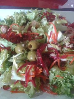 Una foto de Ensalada de escarola y atún