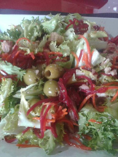 Una foto de Ensalada de escarola y atún