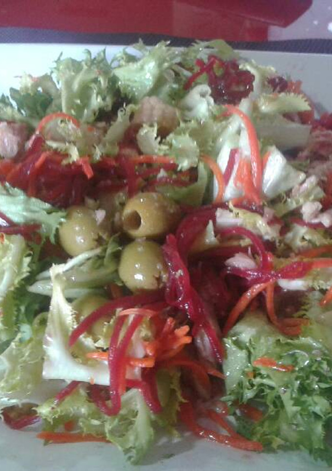 Una foto de Ensalada de escarola y atún