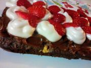 Una foto de brownies frutilla