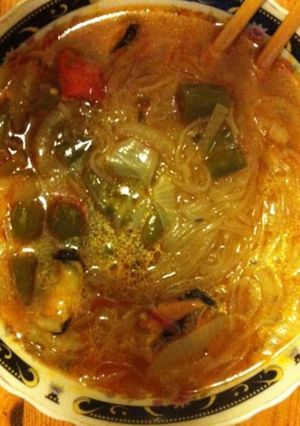 Une photo de Soupe de nouilles façon ramen aux moules et piments