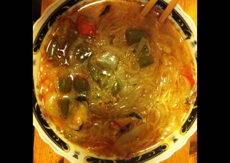 Comment Cuisiner Soupe de nouilles façon ramen aux moules et piments