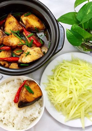 A picture of Vietnamese Braised Catfish in Clay Pot (Cá Bớp Kho Tộ).