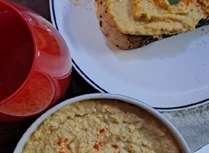 Una foto de Hummus de garbanzo 🥖
