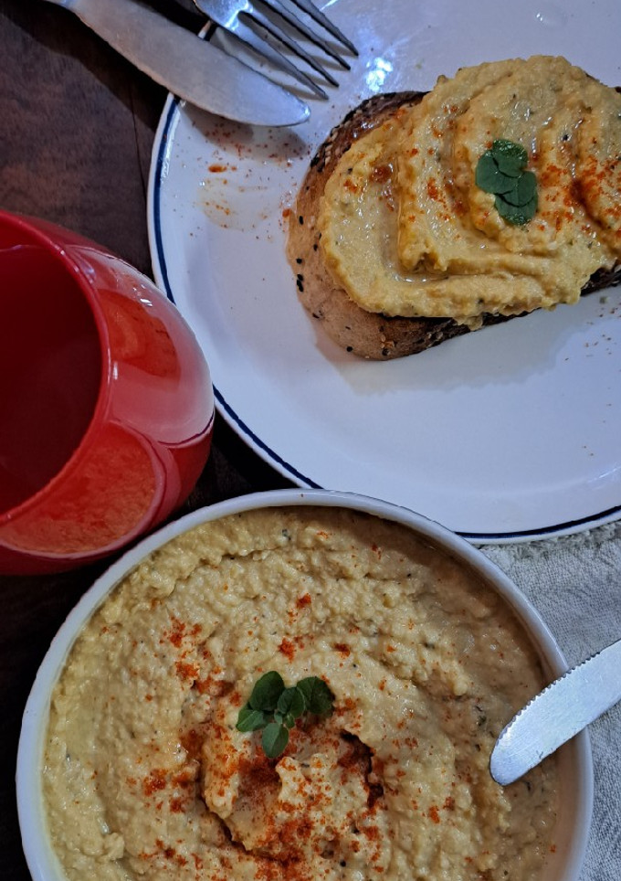 Una foto de Hummus de garbanzo 🥖