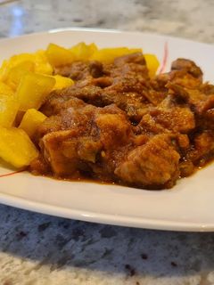 Una foto de Magro de cerdo en salsa de tomate y vino de Rioja