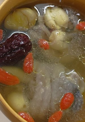 栗子蓮子百合雞腿湯 的食譜成品照片