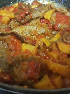 Una foto de Solomillo con tomate y patatas