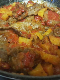 Una foto de Solomillo con tomate y patatas