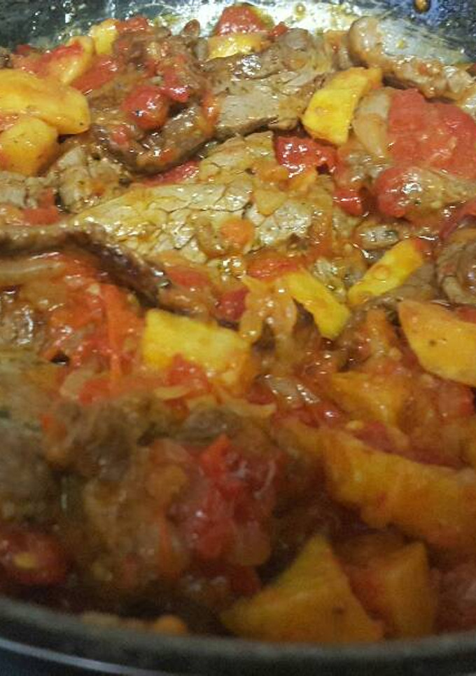 Una foto de Solomillo con tomate y patatas