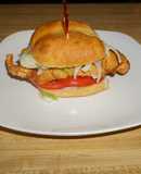 Sándwich de pescado frito o churrasco marino. JON STYLE