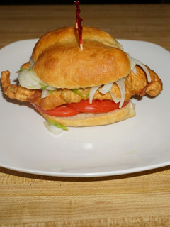 Una foto de Sándwich de pescado frito o churrasco marino. JON STYLE
