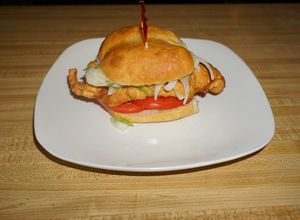 Una foto de Sándwich de pescado frito o churrasco marino. JON STYLE