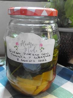 Una foto de Cómo conservar queso fresco con tomates y albahaca