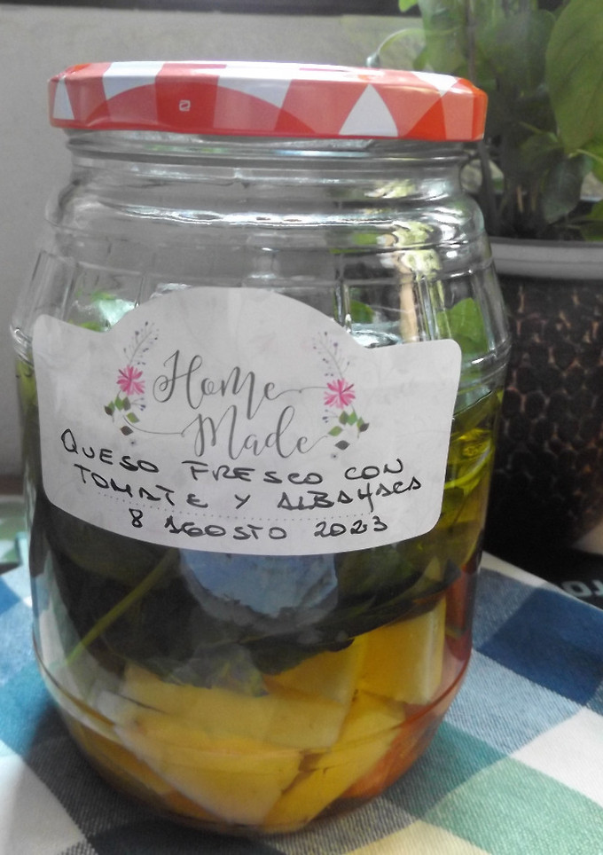 Una foto de Cómo conservar queso fresco con tomates y albahaca