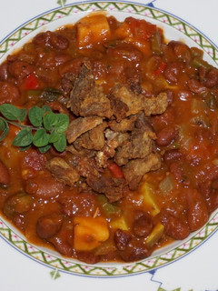 Una foto de Porotos rojos con vegetales y chicharrones