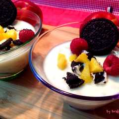 Una foto de Postre helado de queso con chocolate blanco de avellanas y Oreo (sin horno)