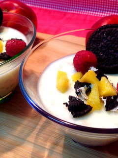 Una foto de Postre helado de queso con chocolate blanco de avellanas y Oreo (sin horno)