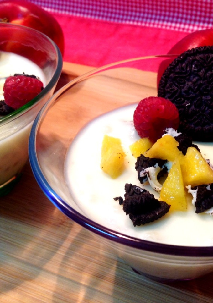 Una foto de Postre helado de queso con chocolate blanco de avellanas y Oreo (sin horno)
