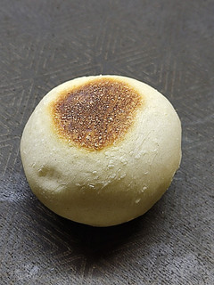 Una foto de Pan relleno de queso en sartén